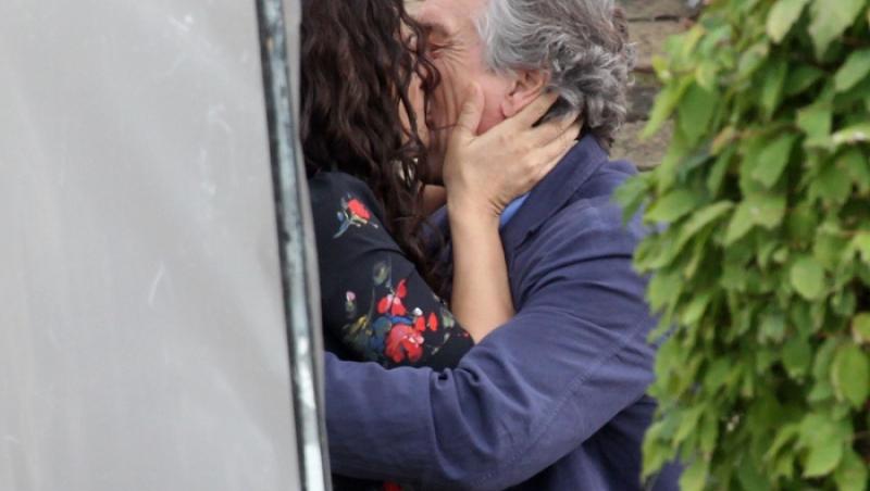 FOTO! De Niro si Monica Bellucci se saruta pasional