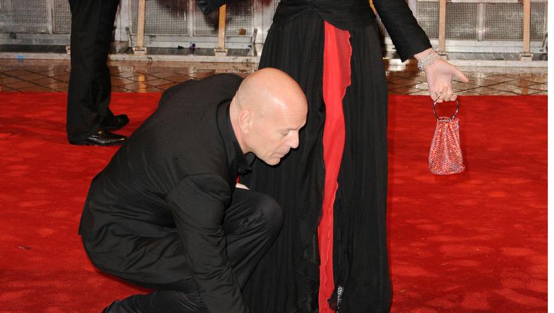 FOTO! Helen Mirren, in rosu si negru la premiera Red din Londra