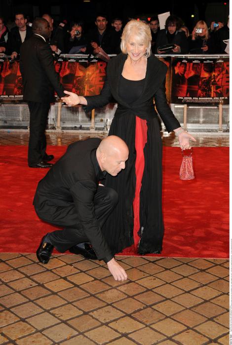 FOTO! Helen Mirren, in rosu si negru la premiera Red din Londra