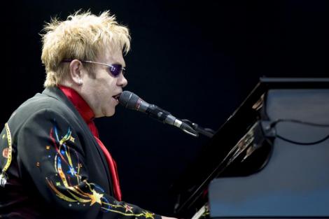 Elton John: "Prietenii imi puneau cocaina in mancare ca sa cant toata noaptea"