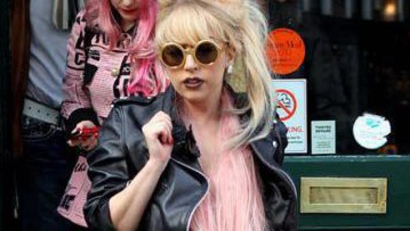 VIDEO! Lady Gaga in rochie-flamingo