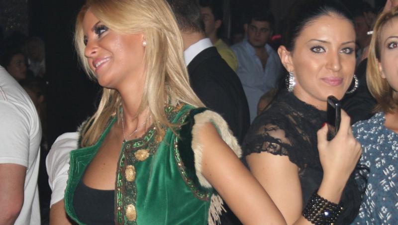 FOTO! Adelina si Marina Dina se trateaza cu spatele in club