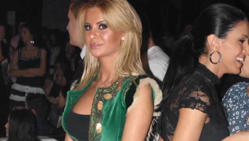 FOTO! Adelina si Marina Dina se trateaza cu spatele in club