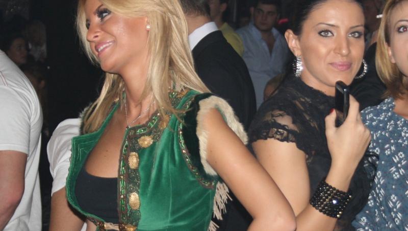 FOTO! Adelina si Marina Dina se trateaza cu spatele in club