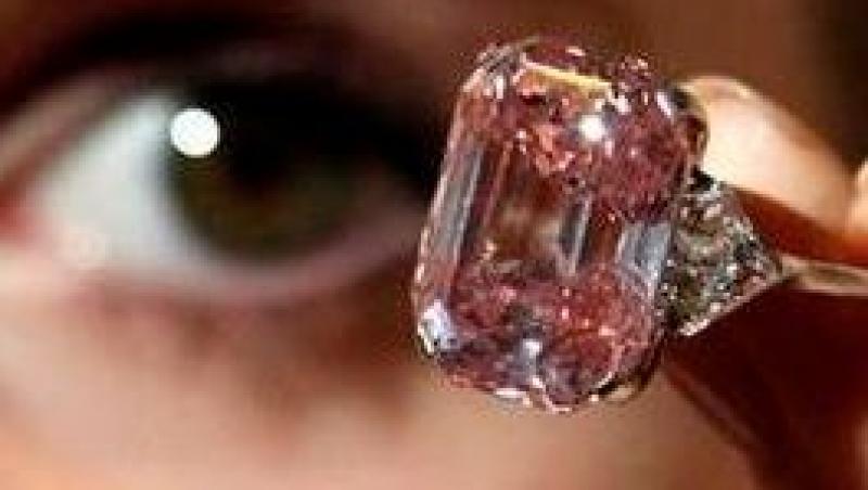 Sothebys scoate la licitatie cel mai rar diamant roz din lume