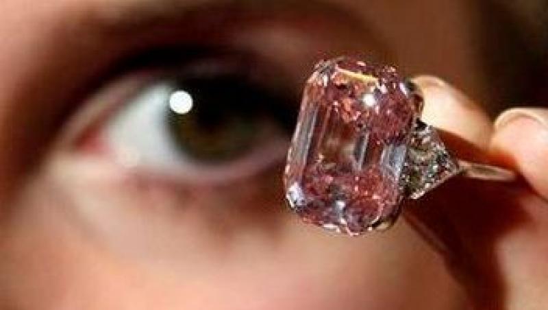 Sothebys scoate la licitatie cel mai rar diamant roz din lume