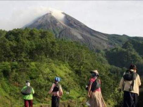 Vulcanul indonezian Merapi, pe cale de a erupe