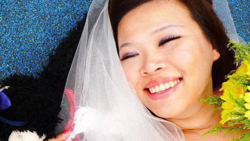 VIDEO! O chinezoaica se marita cu...ea insasi