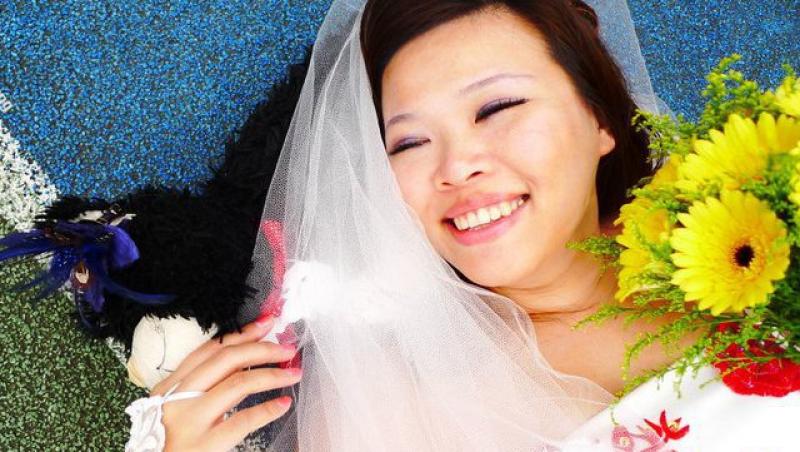 VIDEO! O chinezoaica se marita cu...ea insasi