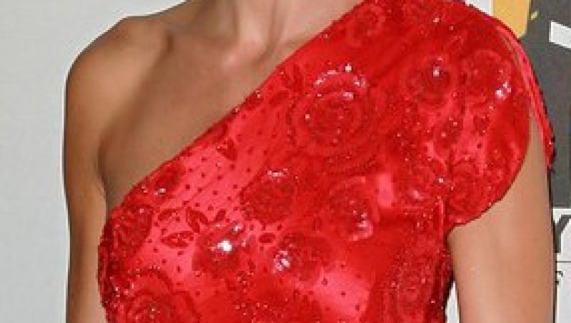 Hilary Swank, in rosu la gala Hollywood Awards