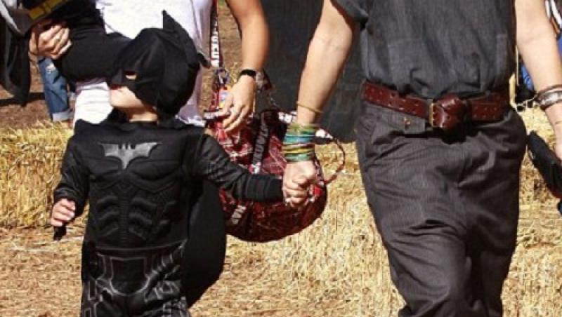 Fiul lui Gwen Stefani, costumat in Batman pentru Pumpkin Patch