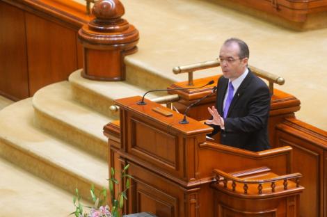 Emil Boc, "ingropat" de dosare in Parlament: Premierul nu si-a putut incepe discursul