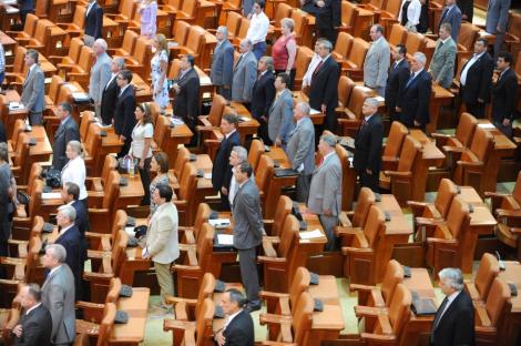 Probleme in Parlament: Oamenii nu au voie sa asiste la dezbaterea motiunii, iar pentru jurnalisti s-au montat bariere