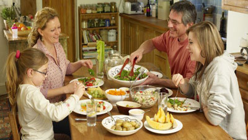 Masa in familie sta la baza unei diete sanatoase