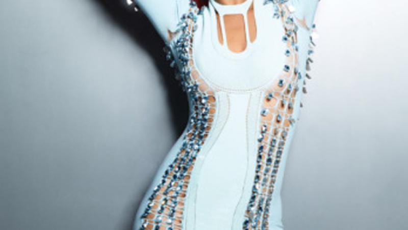 Rihanna, rochie-flamingo pe coperta 