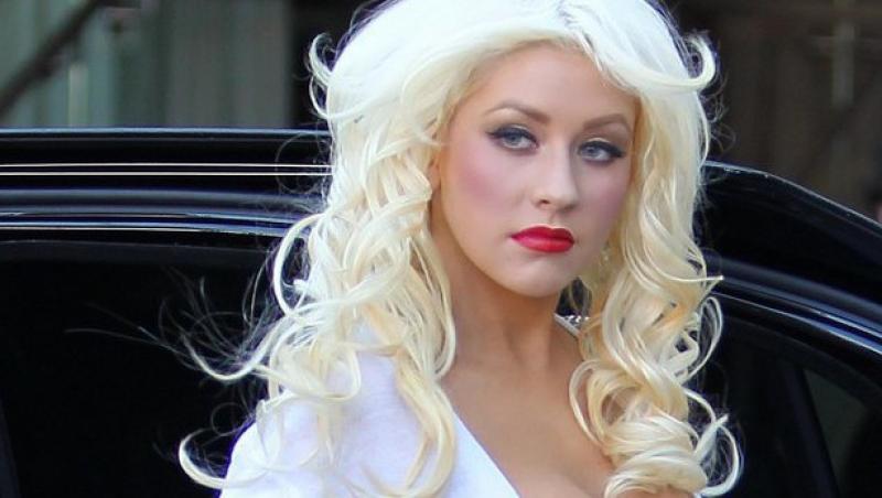 FOTO! Christina Aguilera, sexy si zambitoare, dar singura
