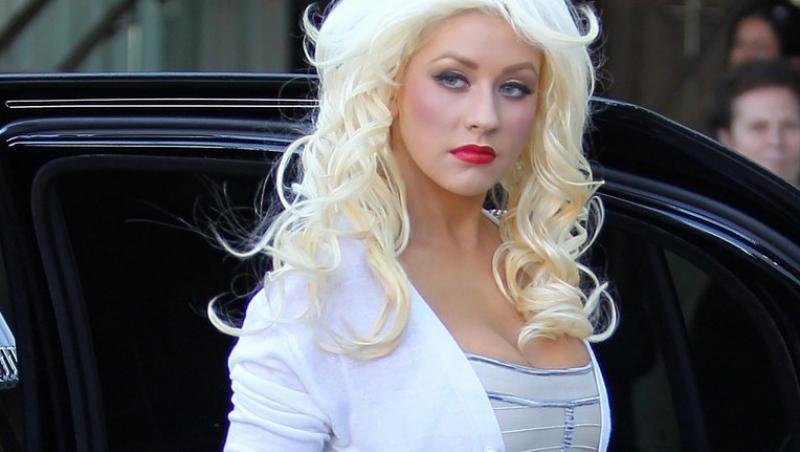 FOTO! Christina Aguilera, sexy si zambitoare, dar singura