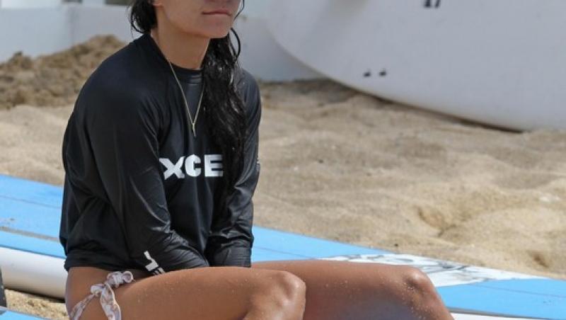 FOTO! Vanessa Hudgens, sexy in timp ce face surf in Hawaii