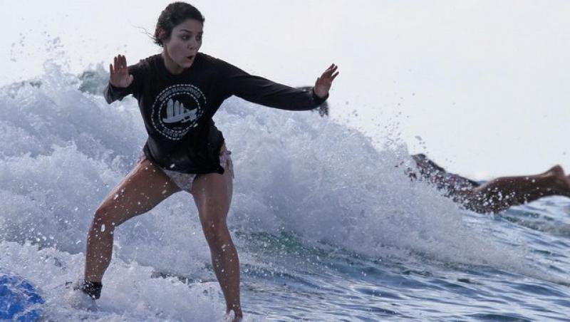 FOTO! Vanessa Hudgens, sexy in timp ce face surf in Hawaii