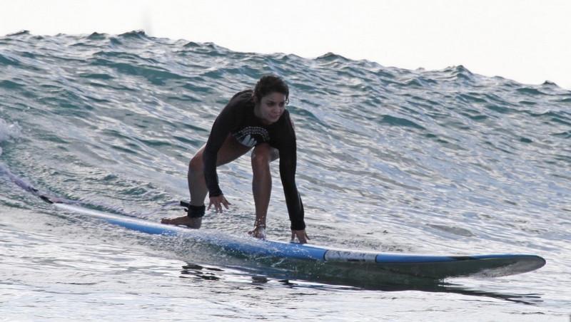 FOTO! Vanessa Hudgens, sexy in timp ce face surf in Hawaii