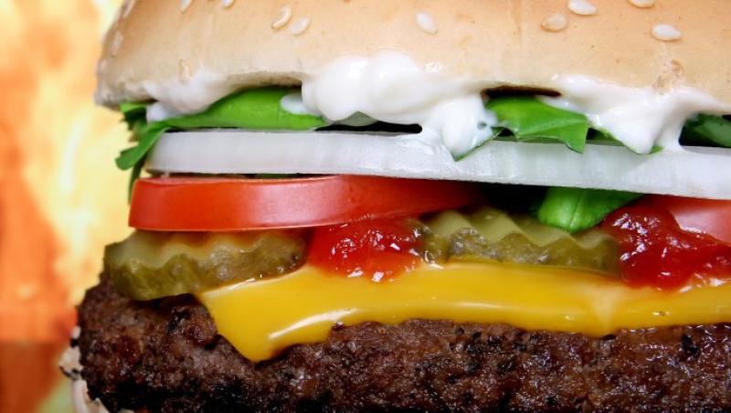 VIDEO! Dependenta de fast-food duce la cancer