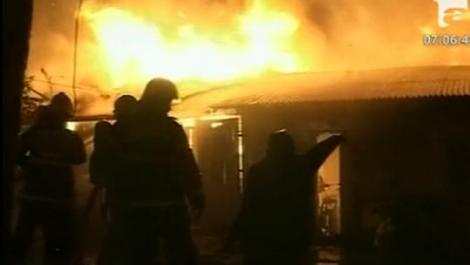 VIDEO! Incendiu devastator in Constanta. Trei case s-au facut scrum