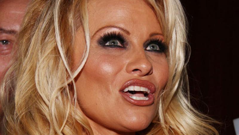 Pamela Anderson filmeaza pentru cainii din Romania