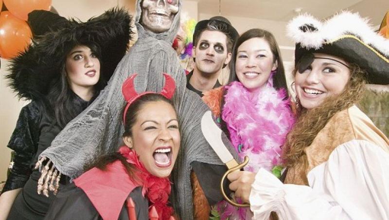 VIDEO! Tinerii au dat startul petrecerii de Halloween