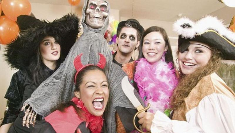 VIDEO! Tinerii au dat startul petrecerii de Halloween