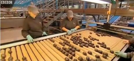 VIDEO! In Marea Britanie se comercializeaza cartofii.. violet!
