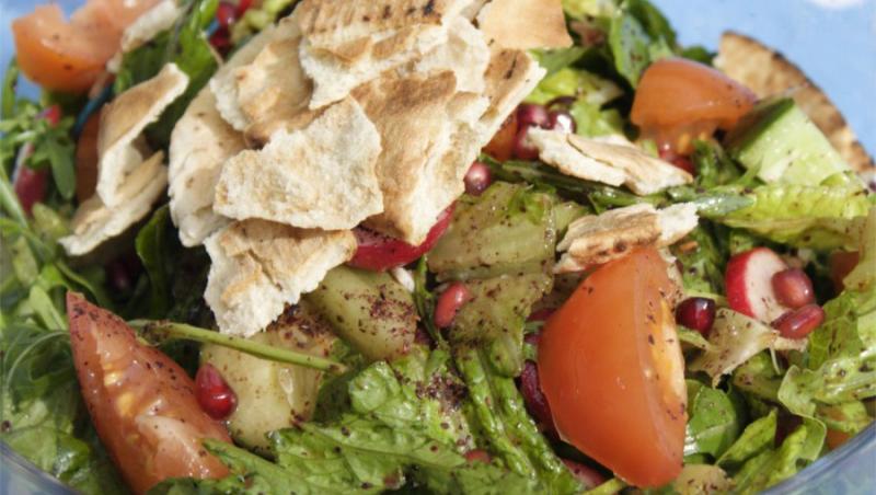 Reteta: Fattoush, salata libaneza cu sumak