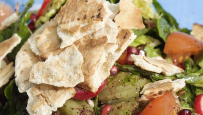 Reteta: Fattoush, salata libaneza cu sumak