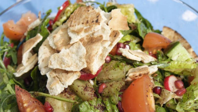 Reteta: Fattoush, salata libaneza cu sumak