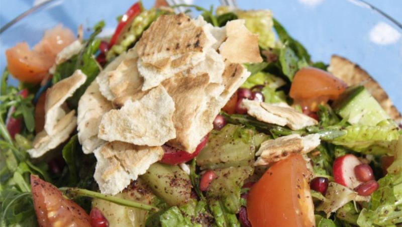 Reteta: Fattoush, salata libaneza cu sumak