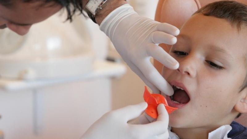 Cum sa previi teama de dentist a copilului