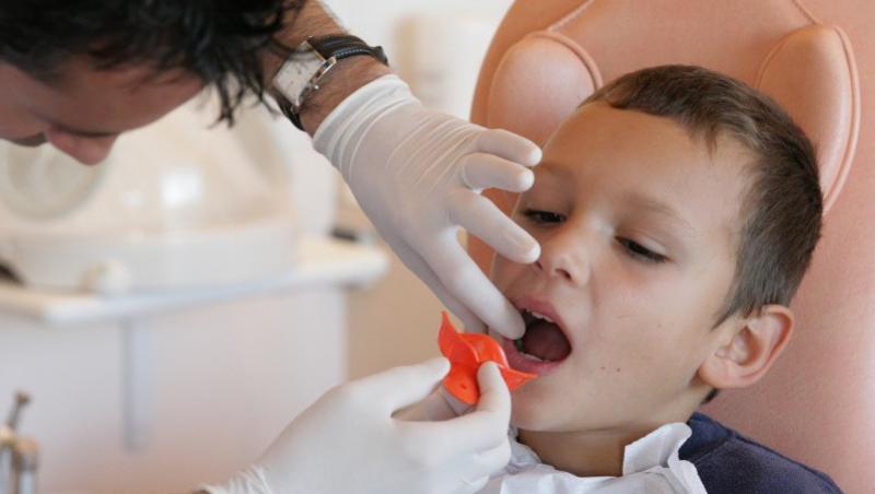 Cum sa previi teama de dentist a copilului