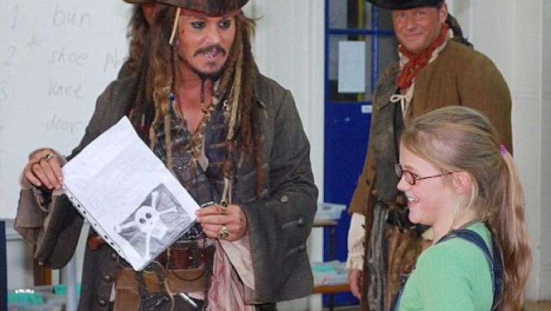 Johnny Depp, in vizita la scoala in costum de pirat