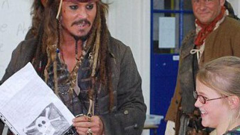 Johnny Depp, in vizita la scoala in costum de pirat