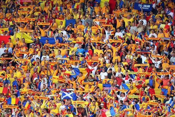 Fan roman lovit cu brutalitate de fortele de ordine de pe Stade de France!