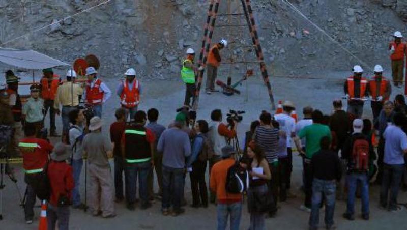 UPDATE Sperante pentru minerii blocati in din Chile. O sonda a reusit sa sape pana la ei