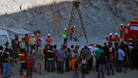 UPDATE Sperante pentru minerii blocati in din Chile. O sonda a reusit sa sape pana la ei