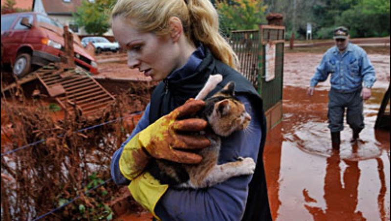 Ungaria: Autoritatile au evacuat locuitorii dintr-un sat de teama unei noi inundatii cu noroi toxic