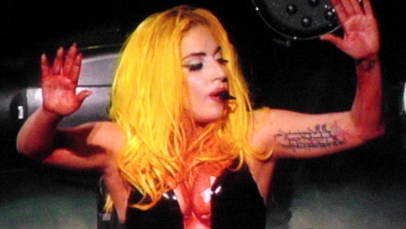 Lady Gaga a decapitat o papusa Barbie