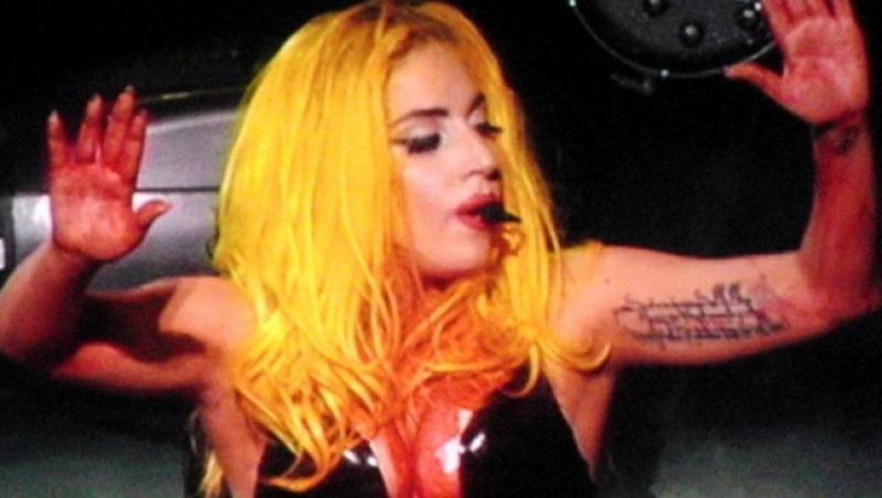 Lady Gaga a decapitat o papusa Barbie