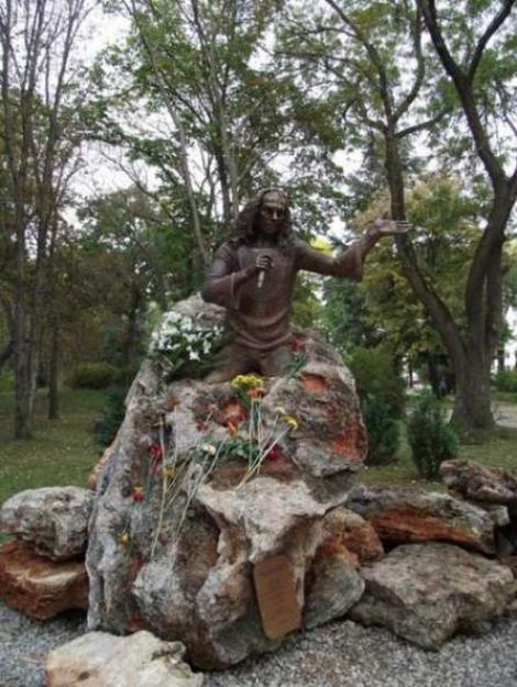Ronnie James Dio are statuie in Bulgaria