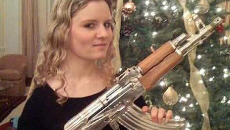 Fiica directorului MI6 a postat pe Facebook o imagine cu o arma a lui Saddam Hussein
