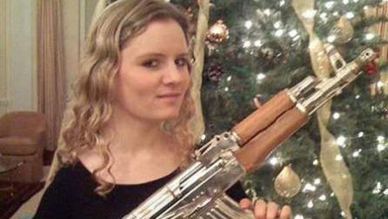 Fiica directorului MI6 a postat pe Facebook o imagine cu o arma a lui Saddam Hussein