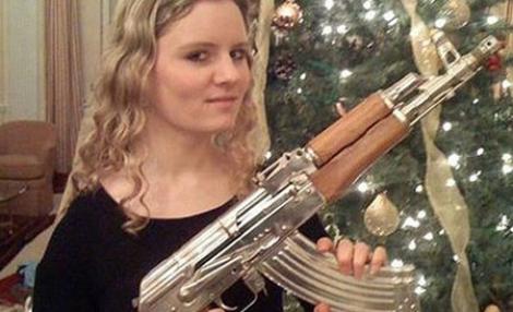Fiica directorului MI6, pe Facebook, cu arma lui Saddam Hussein in mana