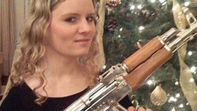 Fiica directorului MI6, pe Facebook, cu arma lui Saddam Hussein in mana