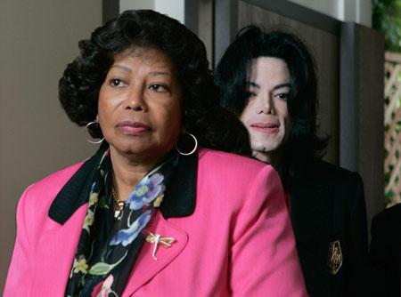 Mama lui Michael Jackson isi da rudele afara din casa